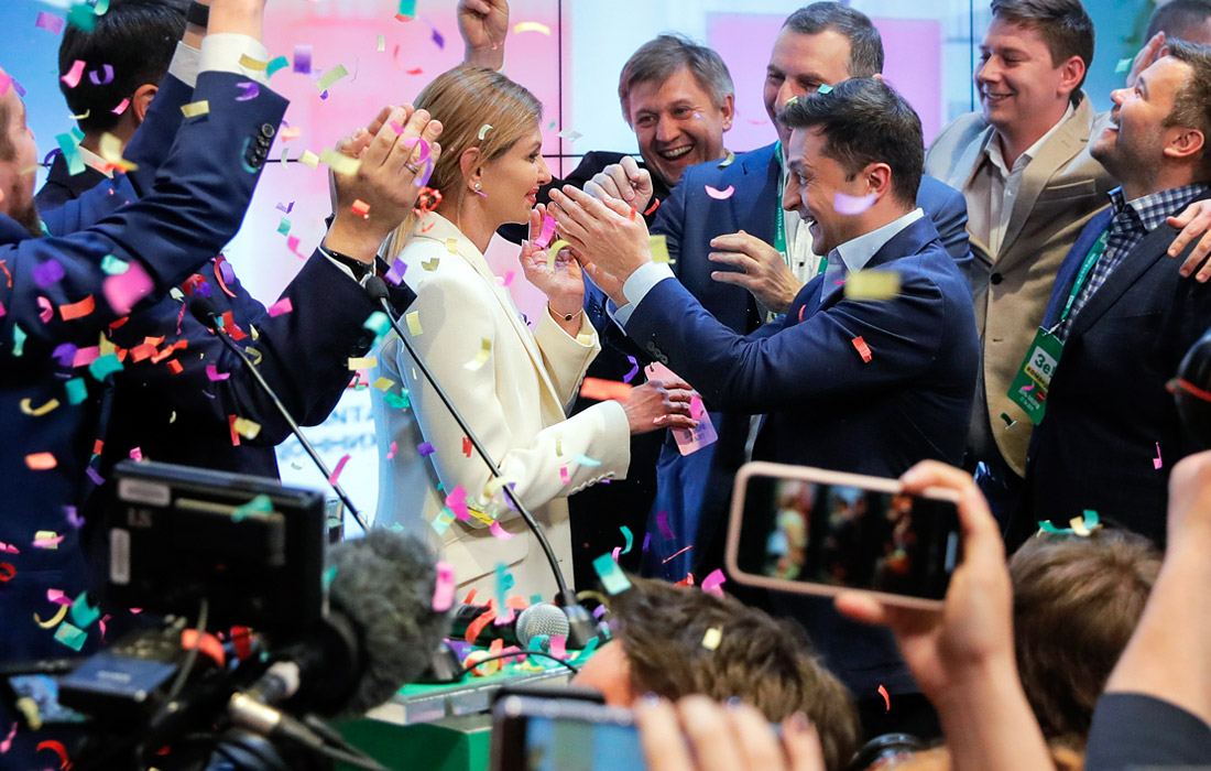 21 апреля шоумен Владимир Зеленский одержал уверенную победу на выборах президента Украины. Кандидат показал наивысший результат поддержки граждан на выборах президента за всю историю независимой Украины. За Зеленского проголосовали 73,04% избирателей.