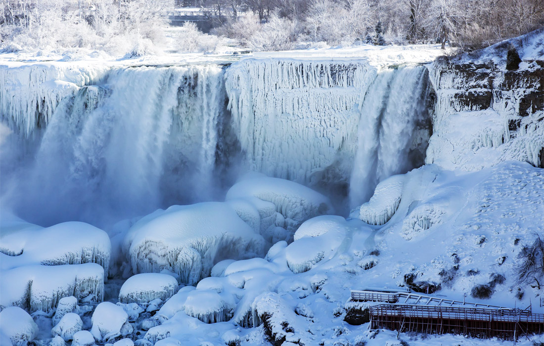В конце января сильные морозы, которые установились в Канаде и северных районах США, привели к частичному замерзанию Ниагарского водопада. Потоки бурлящей воды превратились в гигантские сосульки и ледяные горы.