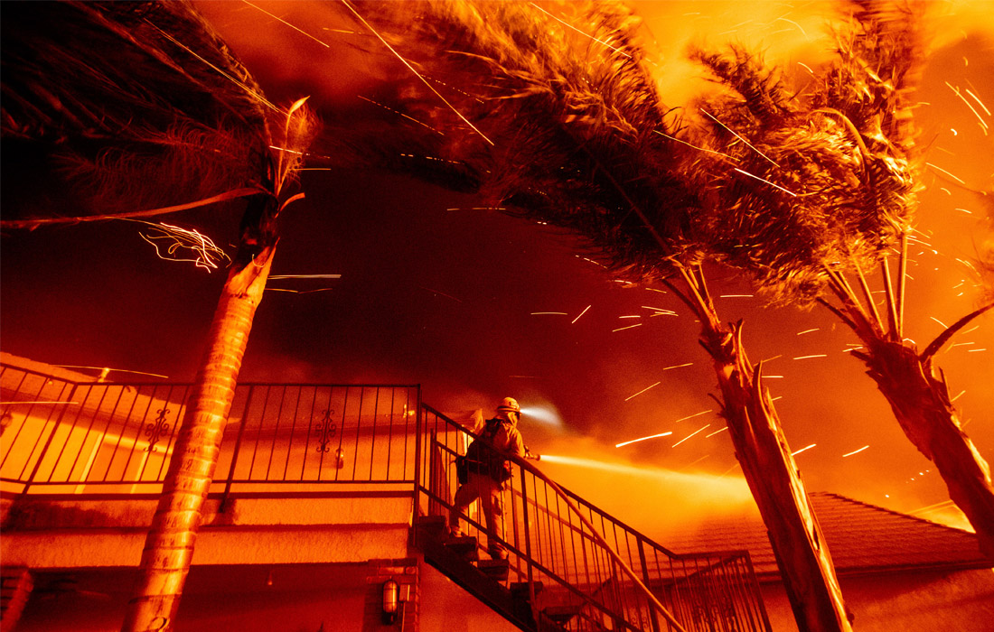 В конце октября на севере Калифорнии вспыхнули природные пожары, которые привели к эвакуации более 200 000 человек. Огонь поразил 17 округов, более 220 квадратных километров и уничтожил сотни строений. Распространению огня способствовал сильный ветер, скорость которого при порывах превышала 164 километра в час.