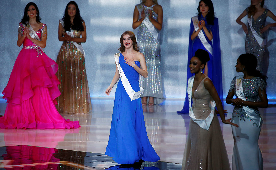 Мисс Россия Алина Санько (в центре)