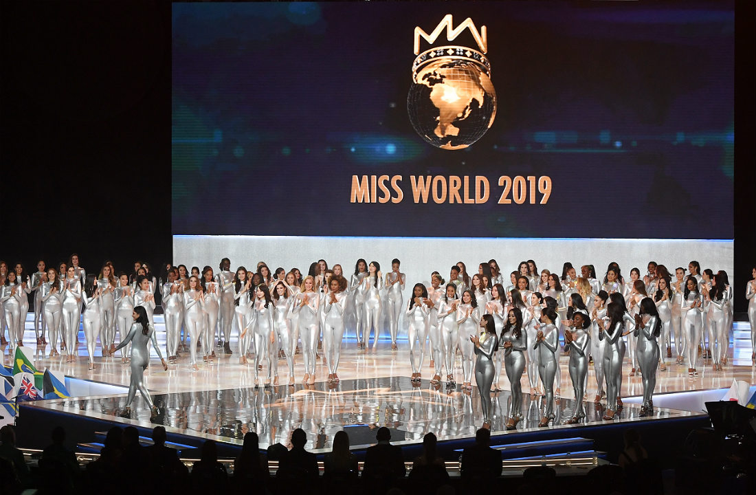 Участницы конкурса во время дефиле