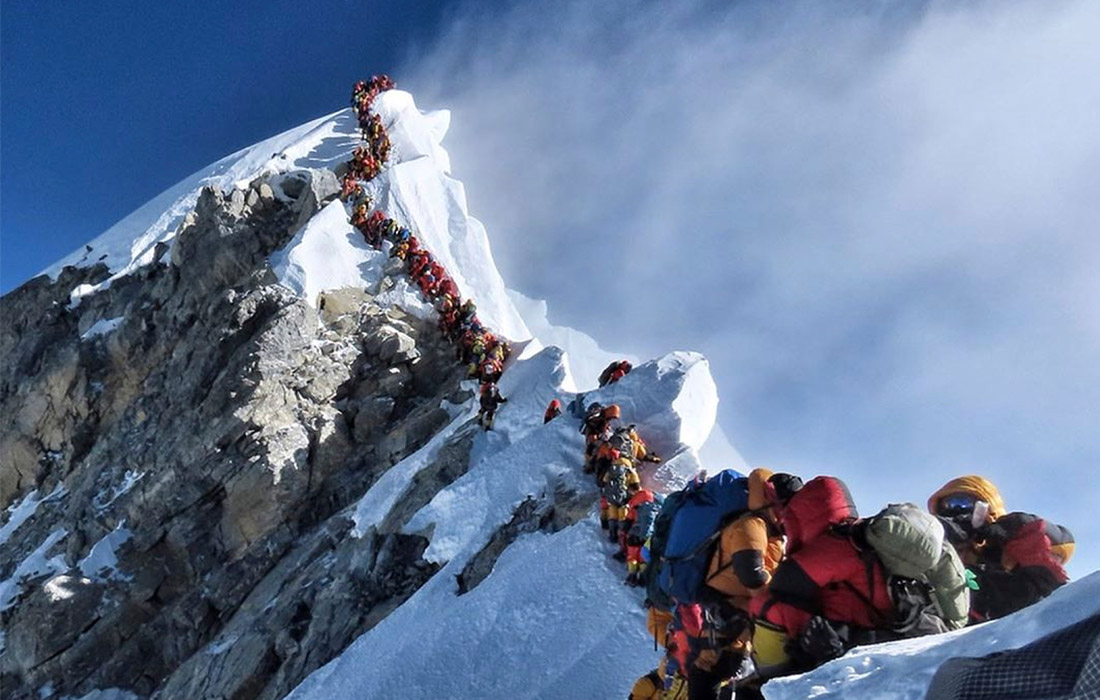 22 мая альпинист Нирмал Пурья опубликовал фотографию рекордной очереди к вершине горы Эверест, в которой выстроились более 200 человек. Во время спуска с горы на высоте более восьми тысяч метров погибли два альпиниста. Только за весенний альпинистский сезон этого года при восхождении на Эверест погибли 11 человек. Спецкомиссия, сформированная правительством Непала, решила ужесточить требования к желающим подняться на гору.