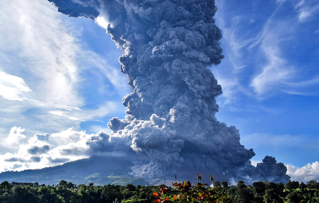 9 июня извержение вулкана Синабунг произошло на индонезийском острове Суматра. Столб пепла поднялся на высоту более 7 тыс. метров. Пострадавших в результате извержения нет.
