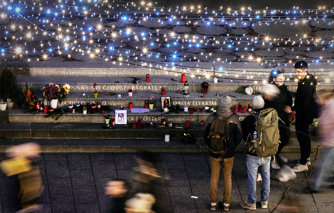 В Берлине вспоминают жертв теракта, произошедшего на рождественском рынке на площади Брайтшайдплац. 19 декабря 2016 года 12 человек погибли и около 50 пострадали из-за наезда грузовика на посетителей ярмарки.