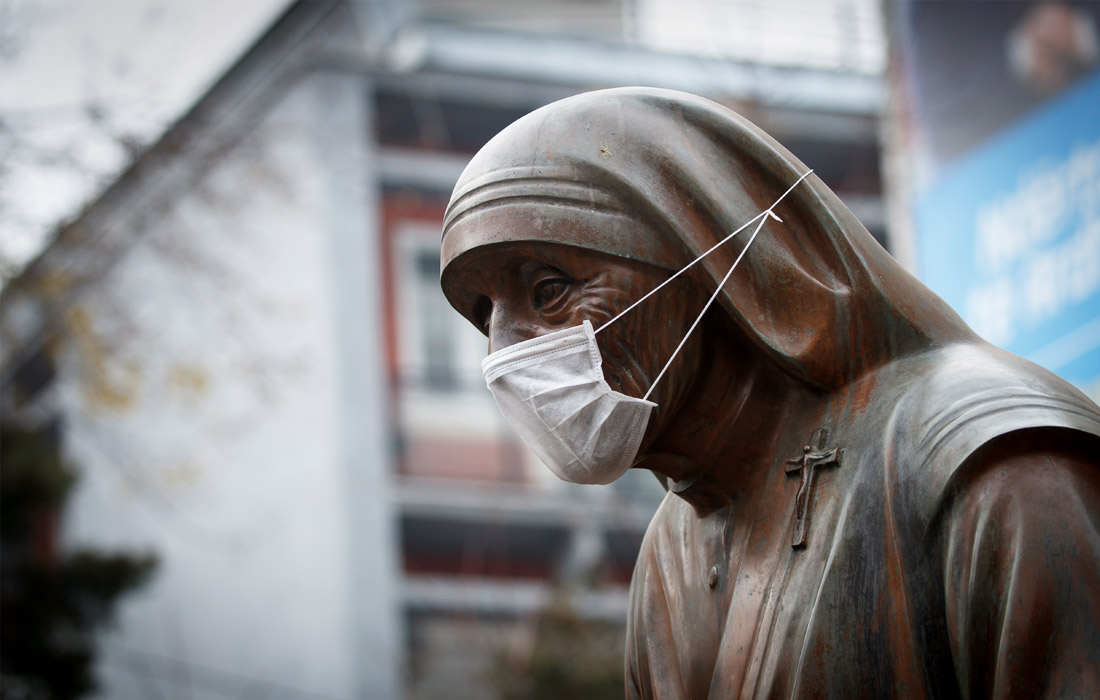 На статуи в столице Косово Приштине надели маски с целью привлечь внимание общества к проблеме загрязнения воздуха