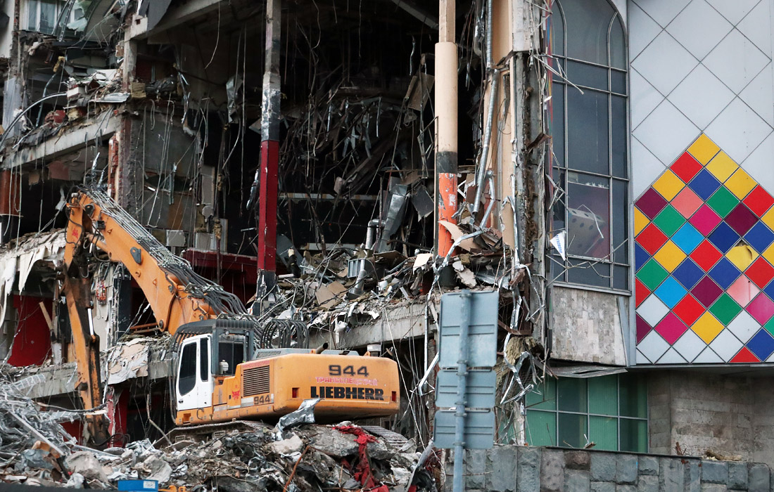 Продолжается снос киноцентра "Соловей" на Красной Пресне в Москве. На месте кинотеатра планируется строительство апартаментов общей площадью свыше 80 тыс. кв.м.