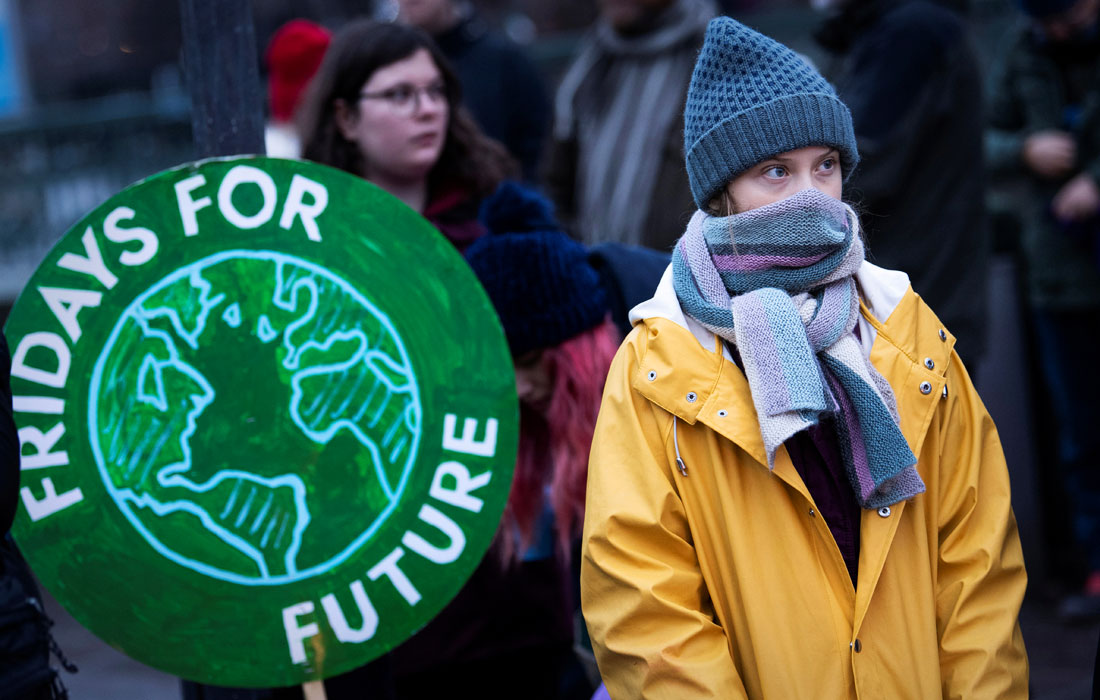Шведская активистка по охране окружающей среды Грета Тунберг приняла участие в климатической забастовке движения "Пятницы ради будущего" у здания парламента в Стокгольме
