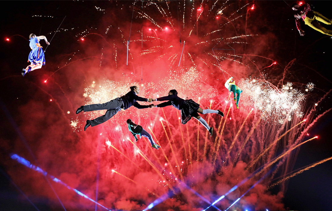 Артисты выступают во время пиротехнического шоу площади Боливара в Боготе, Колумбия