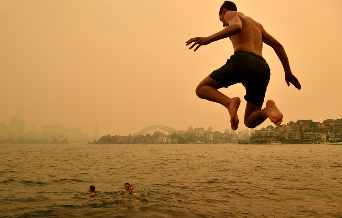 Густой смог от лесных пожаров накрыл Сидней