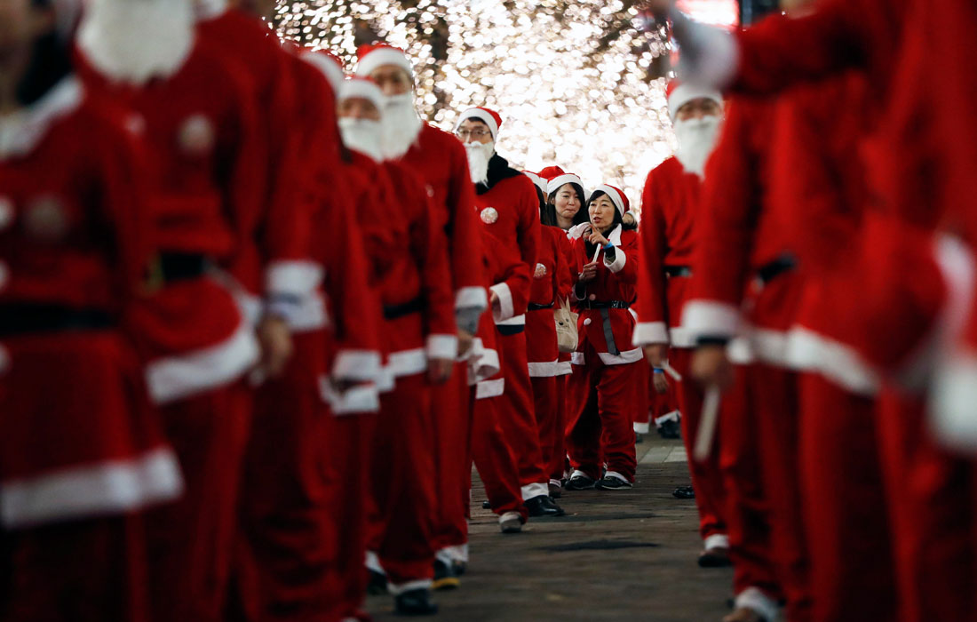 Парад Санта-Клаусов прошел в токийском деловом районе Маруноути