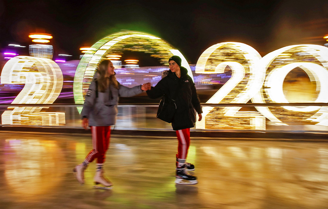 Жители Москвы катаются на катке на ВДНХ