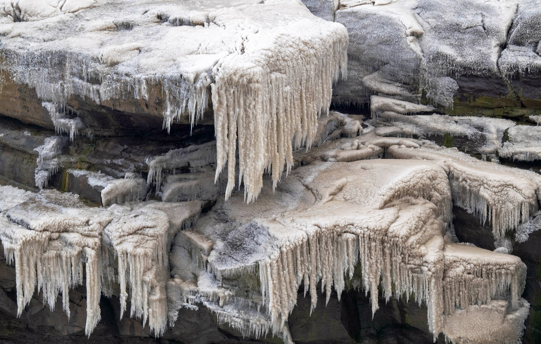 Водопад Хукоу, расположенный на северо-западе Китая, из-за резкого понижения температуры частично замерз
