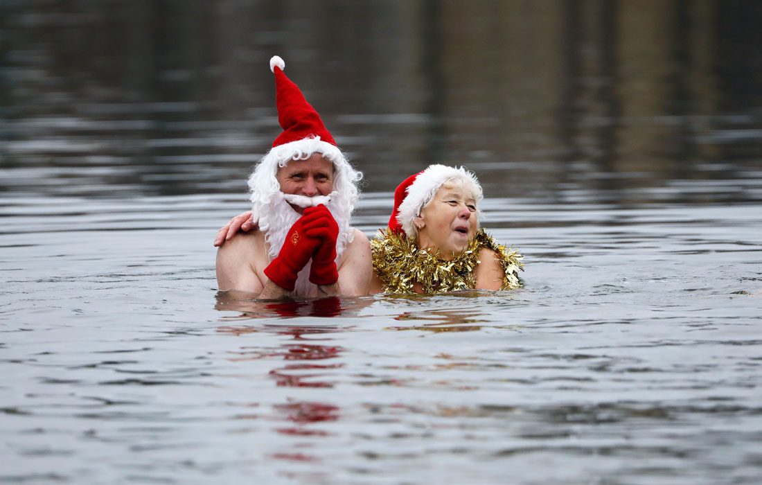 Члены плавательного клуба Berliner Seehunde (Берлинские тюлени) приняли участие в традиционном рождественском зимнем заплыве на озере Оранкезее в Берлине