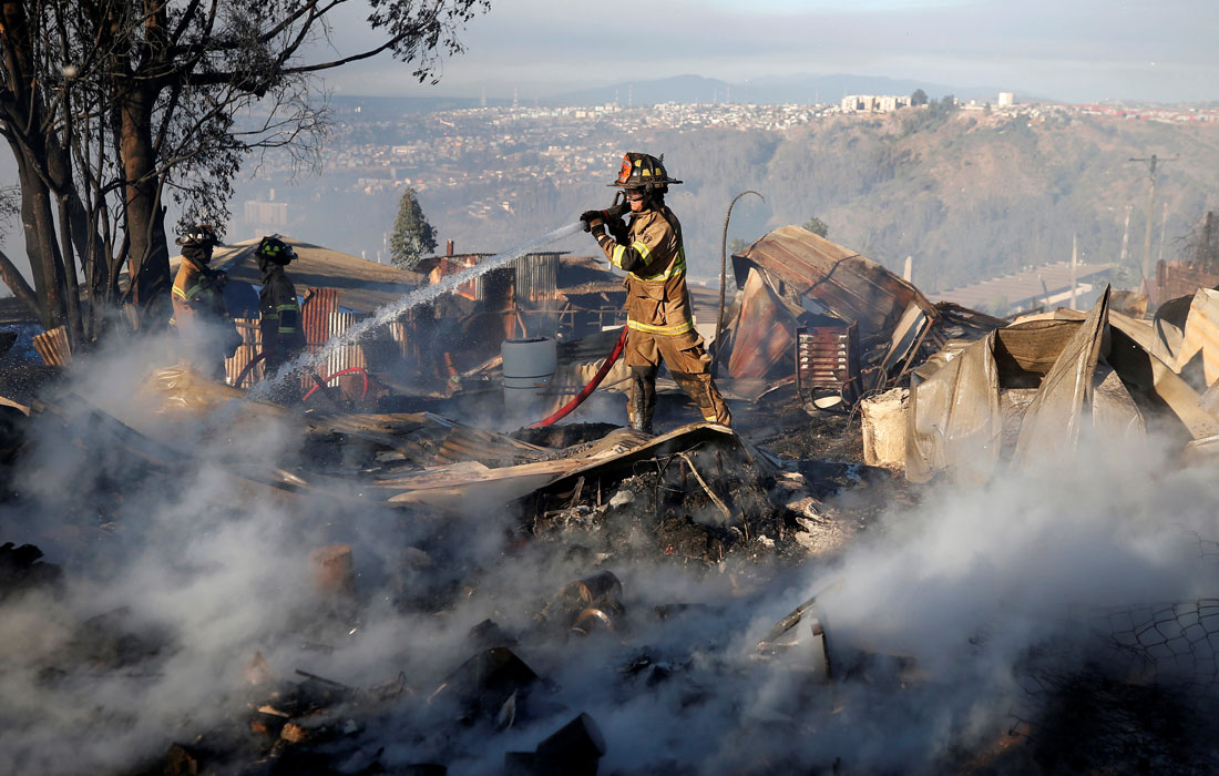 Пожар в одном из районов чилийского города Вальпараисо уничтожил около 50 городских построек, прервав празднование католического рождественского сочельника