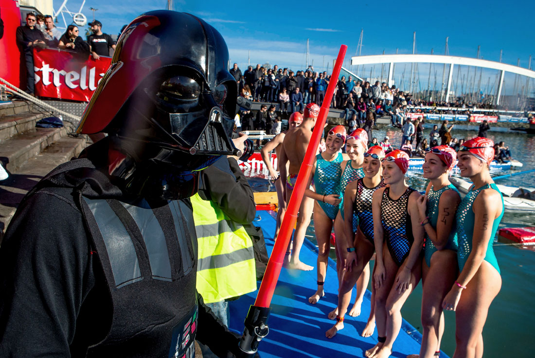 В порту Барселоны состоялся двухсотметровый рождественский заплыв под названием "Кубок Надаля"
