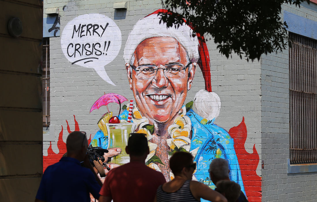 Граффити художника Скотта Марша, изображающее премьер-министра Австралии Скотта Моррисона в расстегнутой гавайской рубашке и шапке Санта-Клауса, появилось на стене в Сиднее