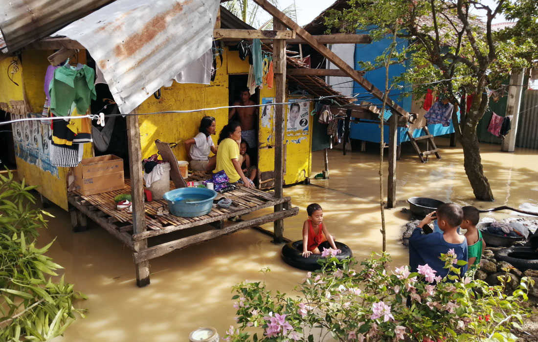 Тайфун Фанфон принес сильные дожди и штормовой ветер в центральную часть Филиппин. Более 10 000 человек вынуждены были провести рождественскую ночь в общественных зданиях, так как большая часть домов затоплена и разрушена.