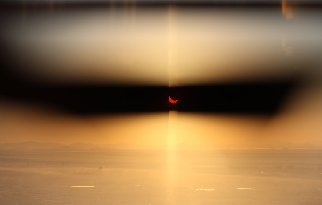 Частичное солнечное затмение в Дубае, ОАЭ