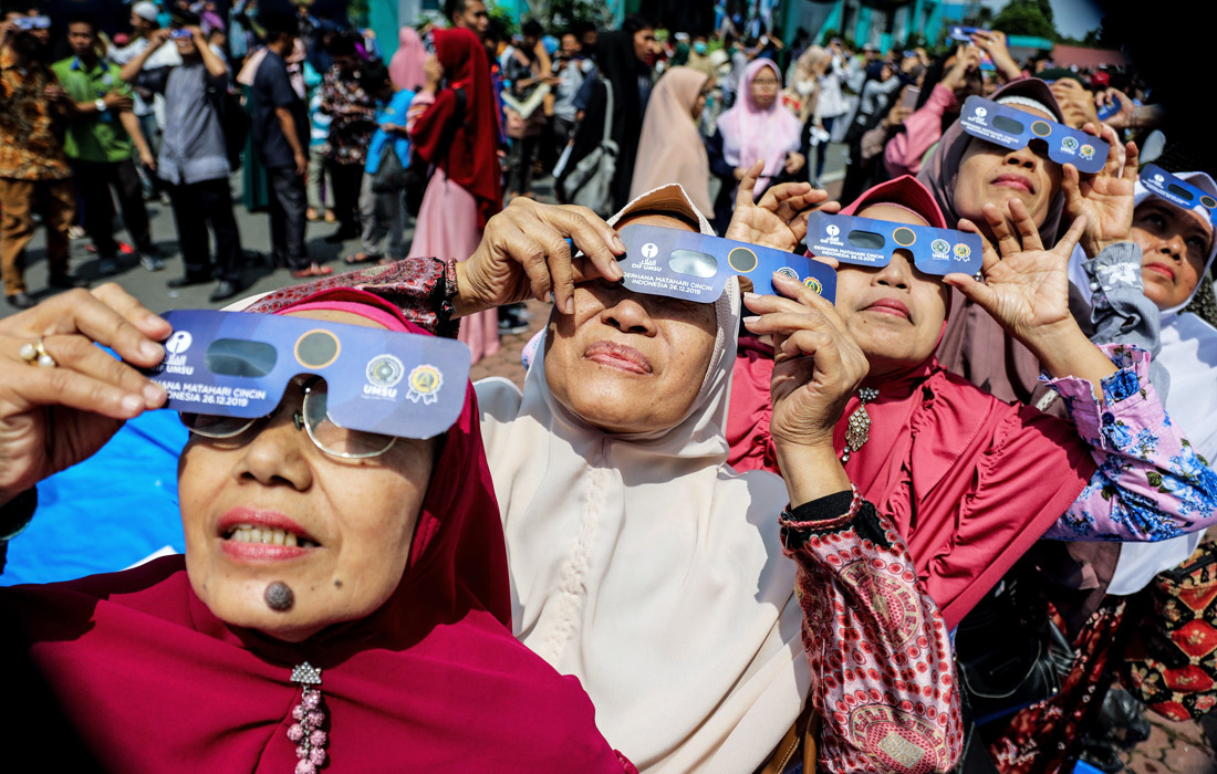 Жительницы Медана наблюдают за астрономическим явлением. Индонезия.