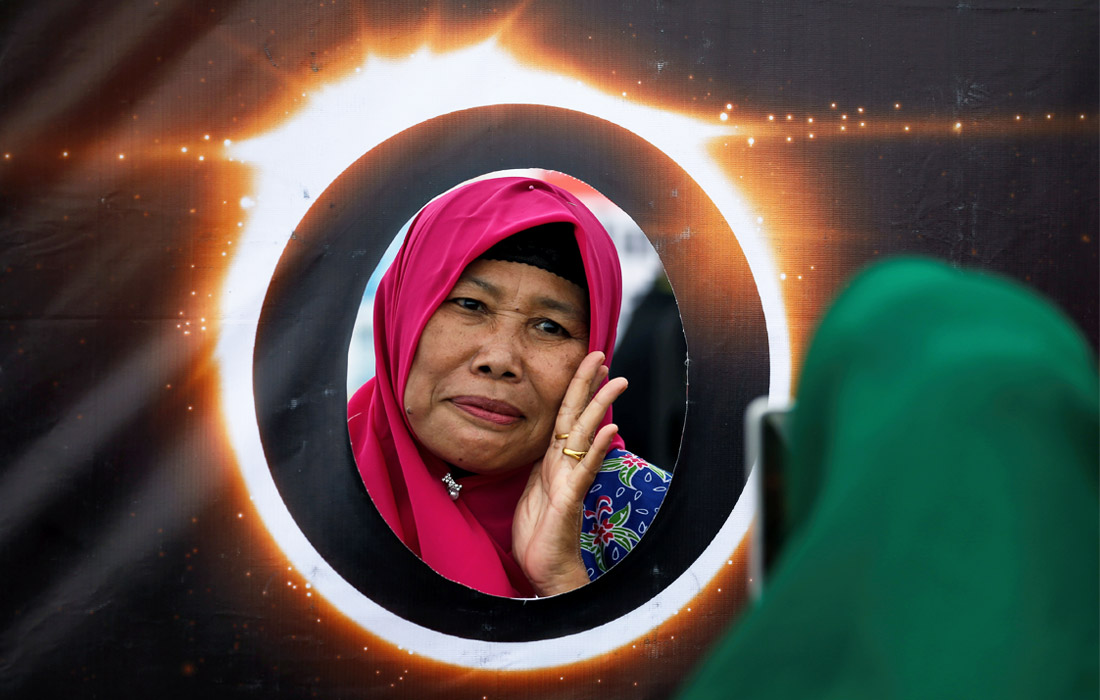 Женщина позирует для фотографии в Сиаке, Индонезия