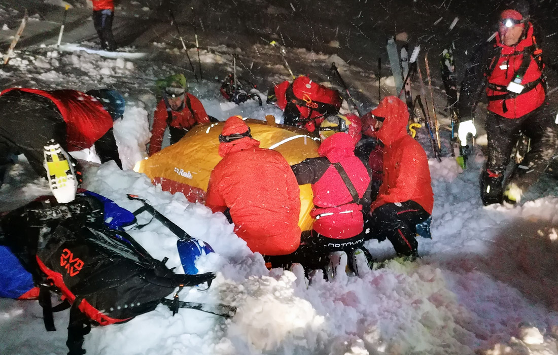 В Австрии спасатели вызволили из-под снежной лавины лыжника, который провел более 5 часов под снегом. Мужчина получил травмы и пострадал от переохлаждения.