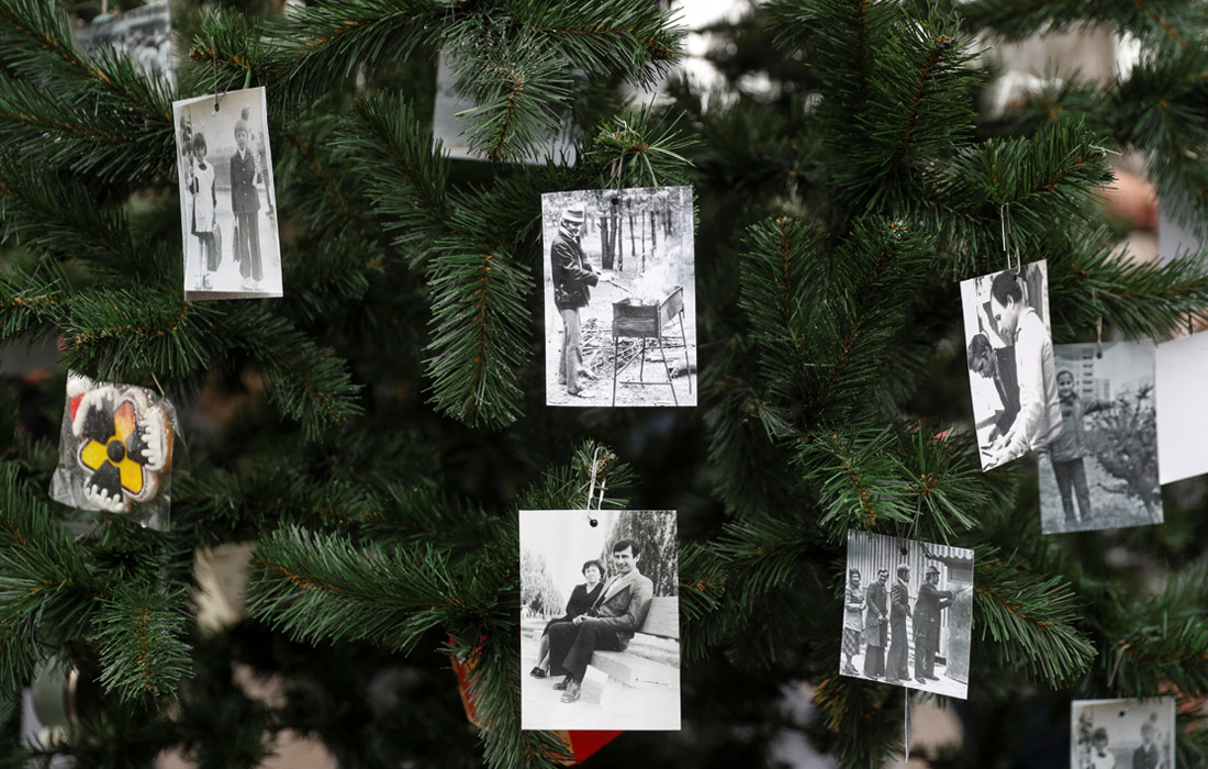 В Припяти впервые после аварии на Чернобыльской АЭС установили новогоднюю елку. Бывшие жители города украсили дерево игрушками и фотографиями.