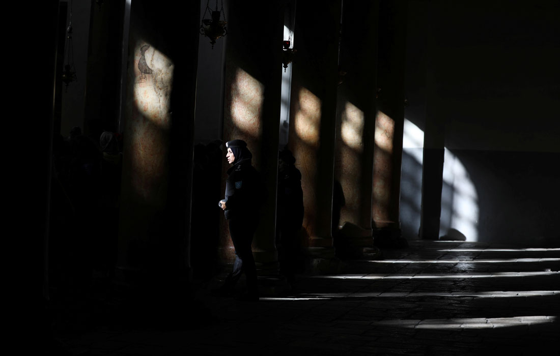 Сотрудница полиции в храме Рождества Христова в канун Рождества в Вифлееме, на Западном берегу реки Иордан