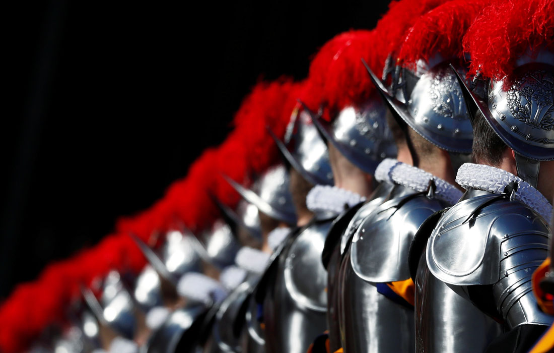 Члены швейцарской гвардии на площади Святого Петра в Ватикане