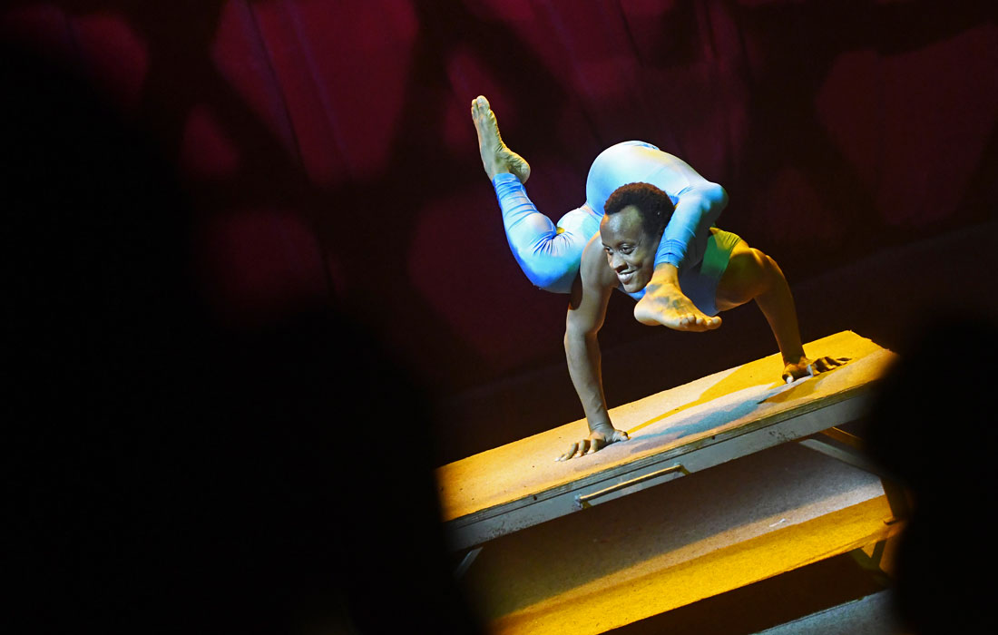 Акробат на репетиции циркового шоу дяди Ринго в Сингапуре