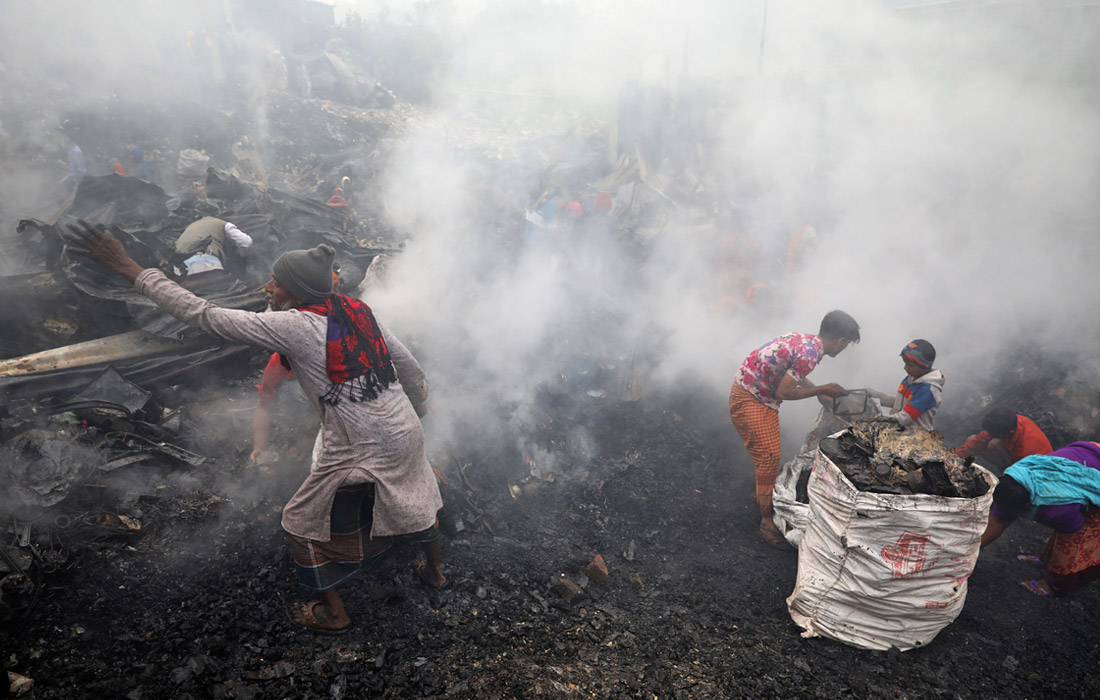 Пожар в трущобах Дакки (Бангладеш) оставил без крова сотни семей