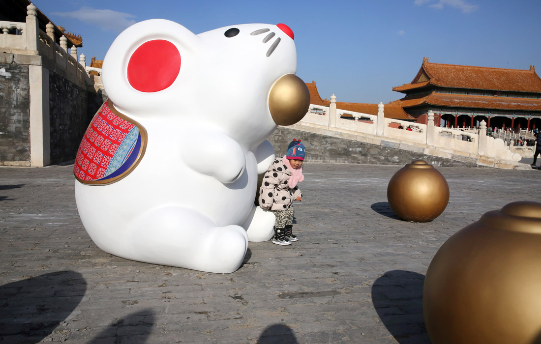 Символ наступающего года установили на территории дворцового комплекса "Запретный город" в Пекине