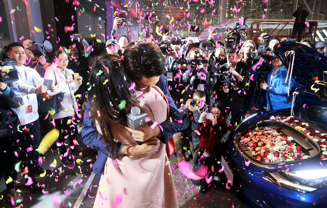 Американский автопроизводитель Tesla доставил покупателям первые автомобили, выпущенные на фабрике в Шанхае. Первыми владельцами новых Tesla Model 3 стали сотрудники предприятия, один из которых во время церемонии вручения электромобиля сделал предложение своей возлюбленной.