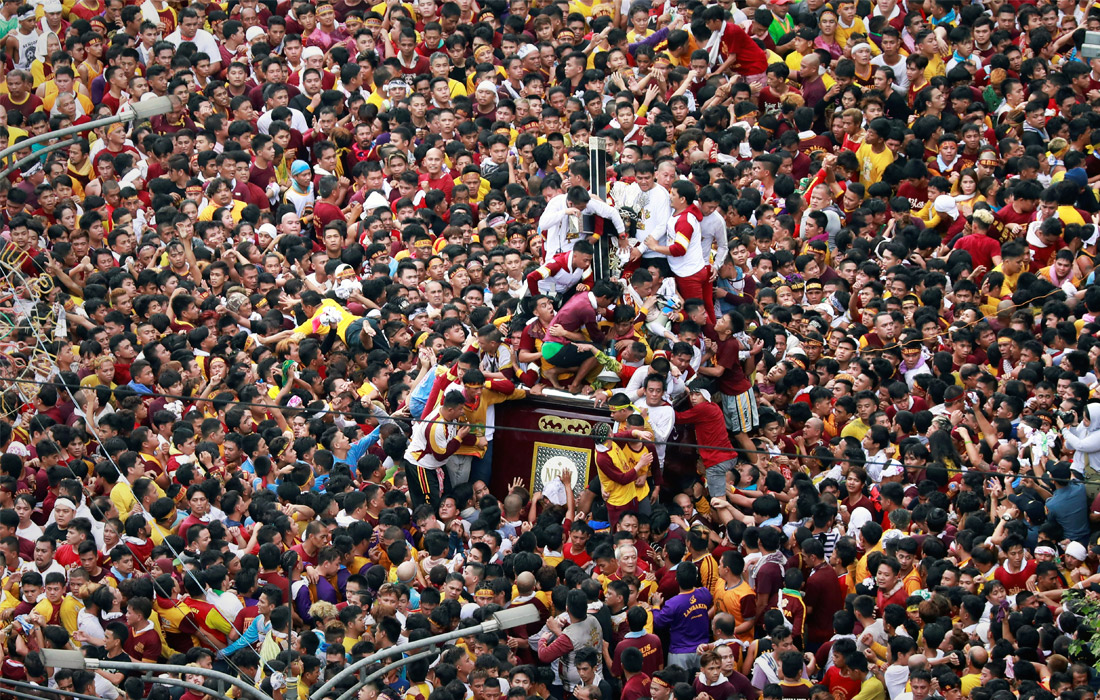 В Маниле прошло традиционное шествие филиппинских католиков с древним скульптурным изображением Иисуса Христа - праздник "Черного Назарянина"