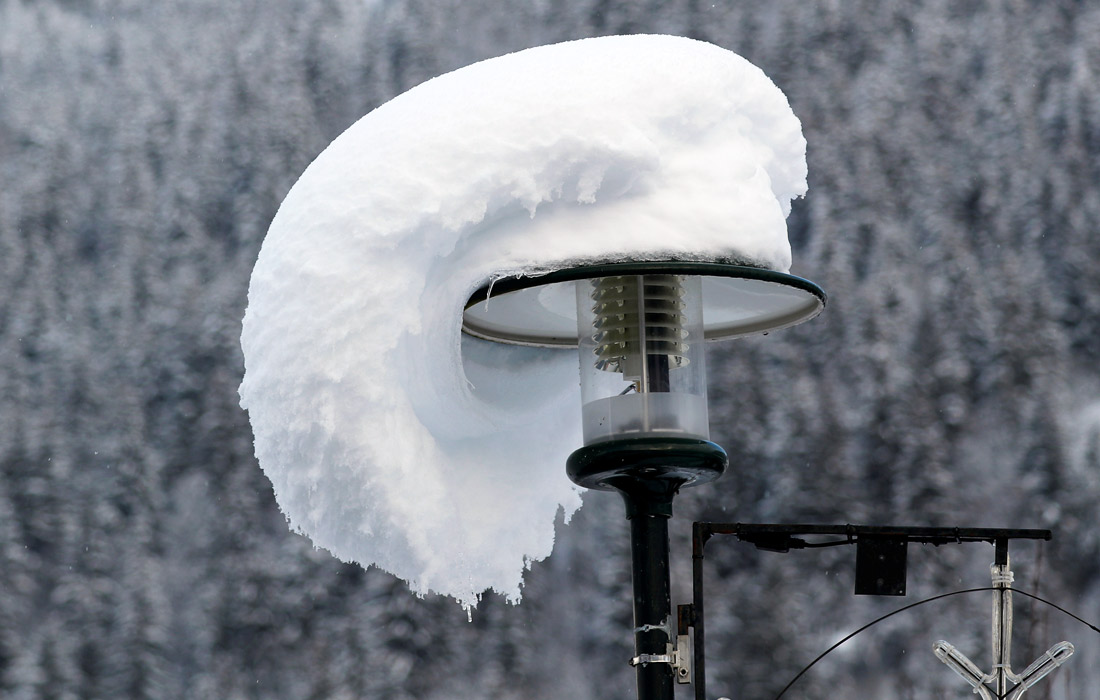 Уличный фонарь, покрытый снегом в австрийском Флахау