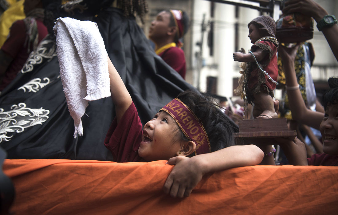 В Маниле сотни тысяч католиков приняли участие в параде в честь чудотворного "Черного Назарянина" - статуи, изображающей Христа с крестом на плече