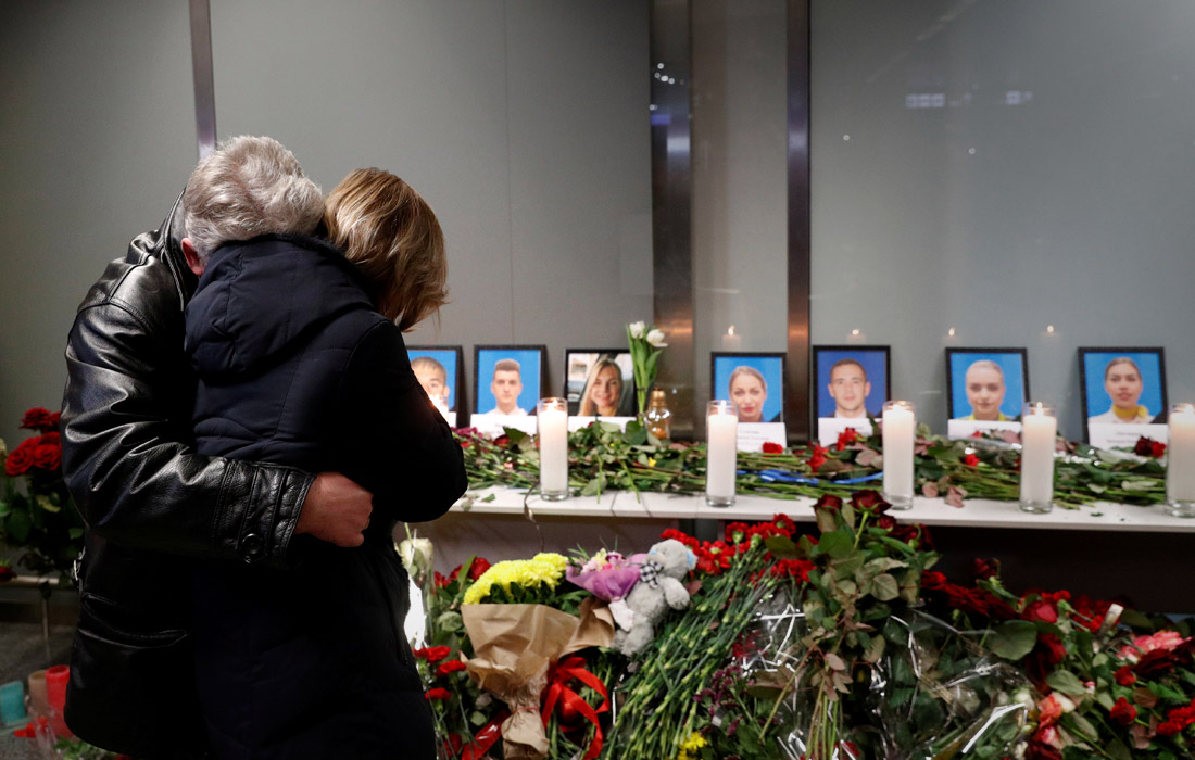 Родственники погибших в результате крушения в киевском аэропорту "Борисполь"