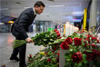 Президент Украины Владимир Зеленский возлагает цветы к фотографиям погибших в аэропорту "Борисполь"