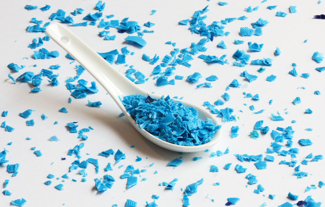 Исследование WWF International показало,что в среднем в организм человека может попадать до пяти грамм микропластика в неделю. На фото: эквивалент этого показателя в виде измельченного пластика.