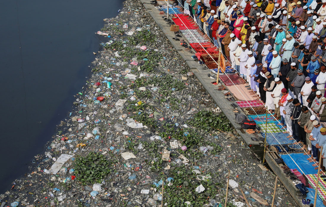 Миллионы мусульман собрались на пятничную молитву в Дакке во время церемонии Бишва Ийтема. Это одно из главных исламских религиозных собраний, которое ежегодно проходит в Бангладеше.