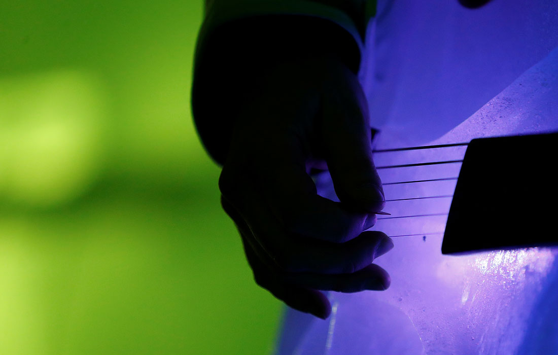 В Италии прошел Фестиваль ледовой музыки на высоте 2600 метров над уровнем моря на леднике Presena в Пассо-Парадизо. На фото: Музыкант играет на гитаре, изготовленной изо льда.