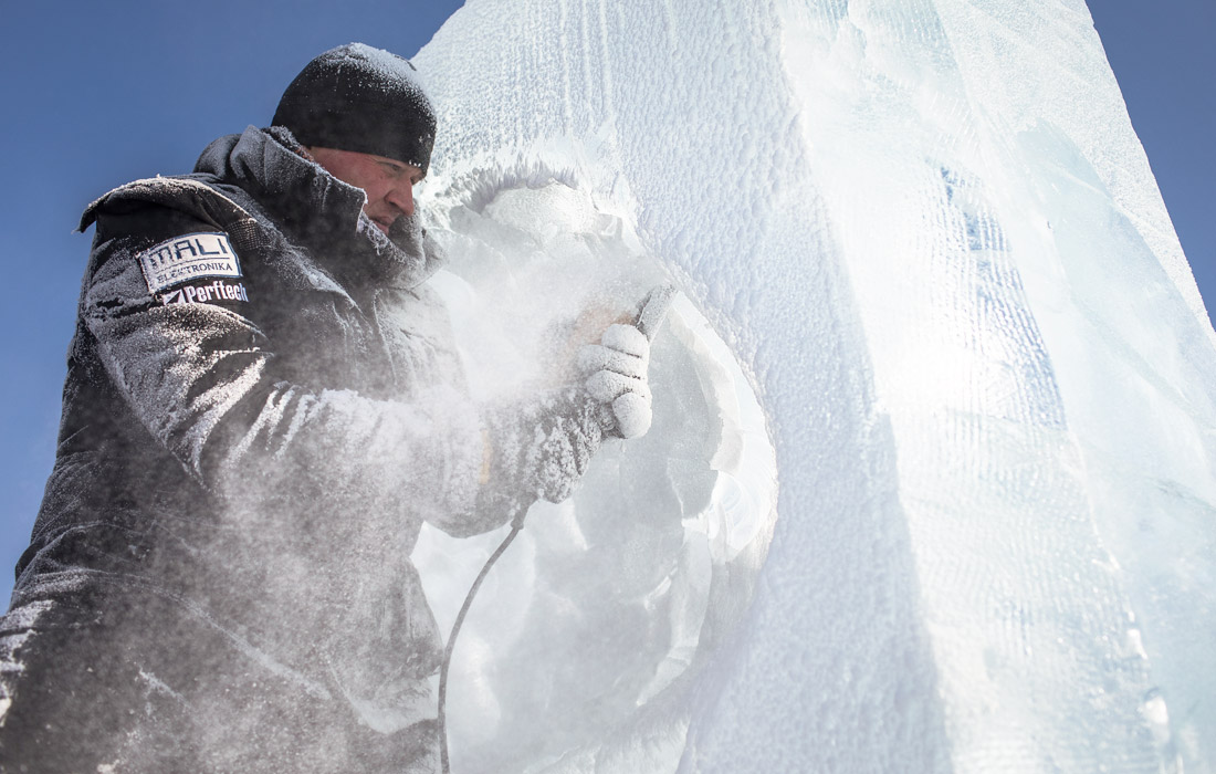 Материал для фигур заготавливают в начале декабря из протекающей рядом реки Сунгари. Над ледяными фигурами работают профессиональные скульпторы.