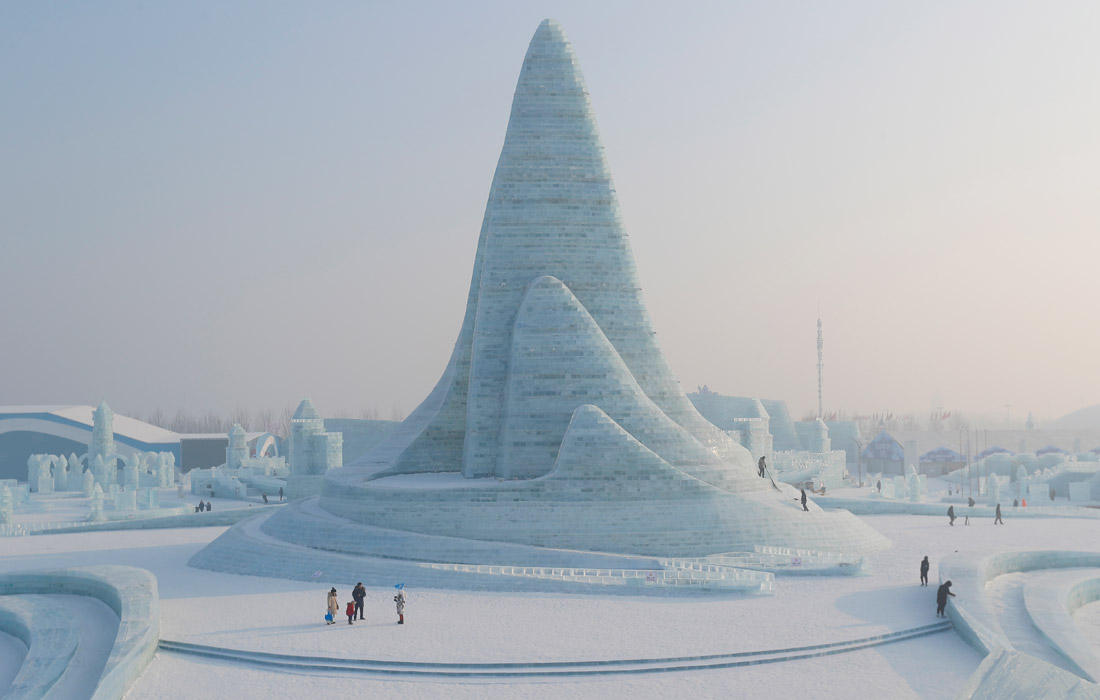 Фестиваль снега и льда развернулся на площади более чем 600 тыс. квадратных метров