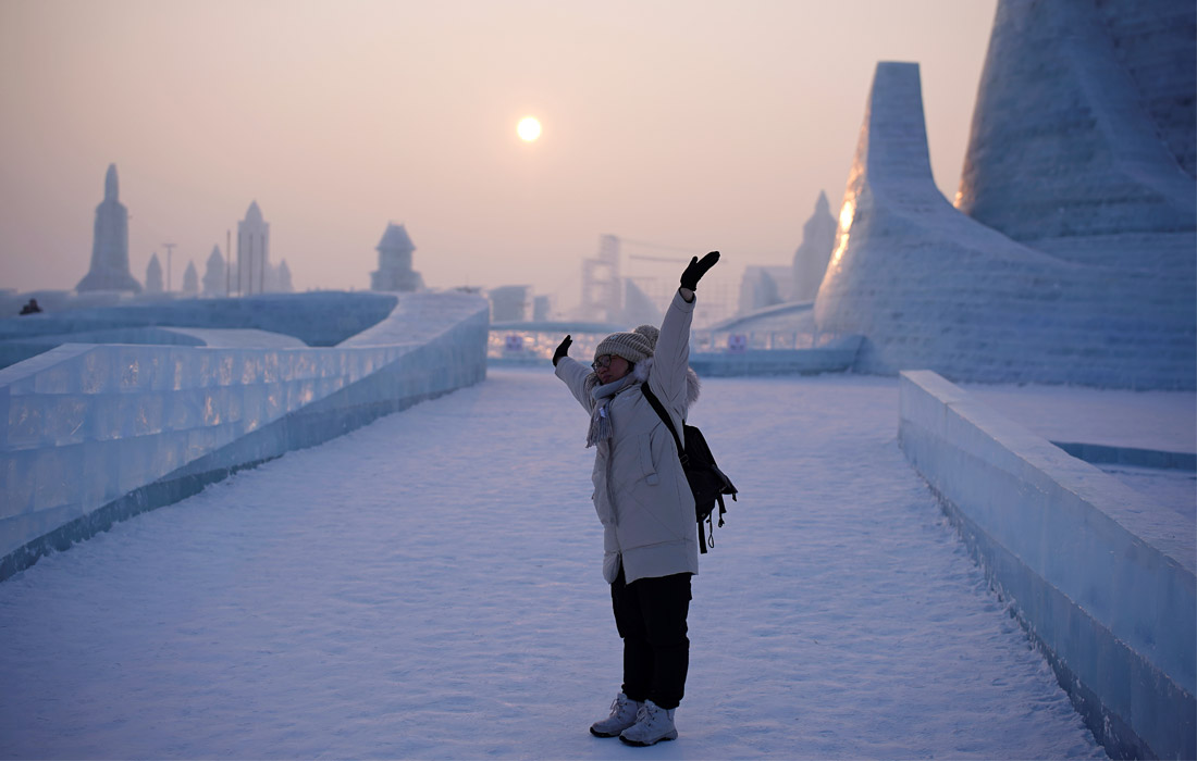 В Харбин стекаются туристы со всего мира, ежегодно его посещает около 10-15 миллионов человек