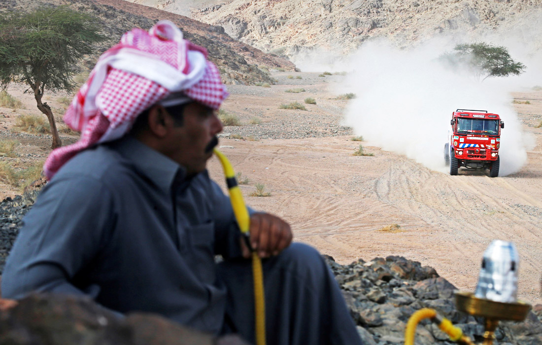Житель Саудовской Аравии наблюдает за четвертым этапом ралли "Дакар"