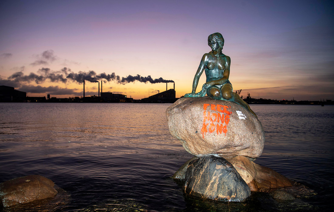 Надпись в поддержку протестующих в Гонконге появилась на статуе Русалочки в Копенгагене. Статуя многократно становилась объектом вандализма. Ее несколько раз лишали головы, отпиливали руку, обливали краской, подрывали, прикрепляли посторонние предметы и одевали в мусульманские одежды.