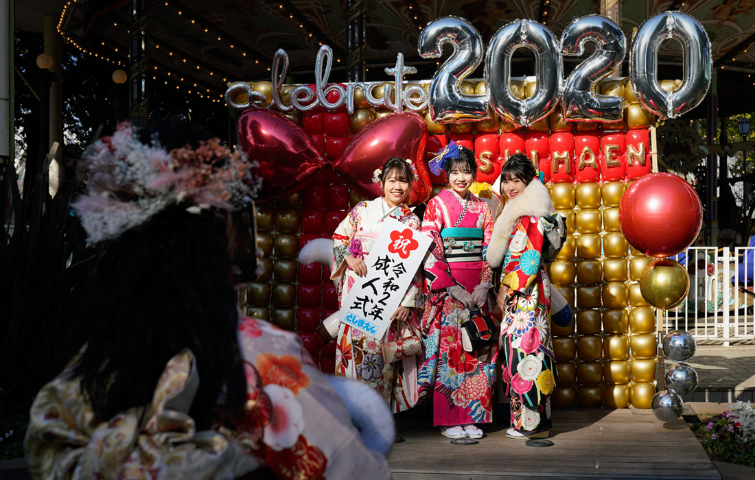 В Токио отметили национальный праздник Японии - день совершеннолетия, который приходится на второй понедельник января. В этот день все молодые люди, кому в текущем году исполнилось или исполнится 20 лет, принимают поздравления. Отмечающие совершеннолетие японки традиционно облачаются в кимоно ярких расцветок.