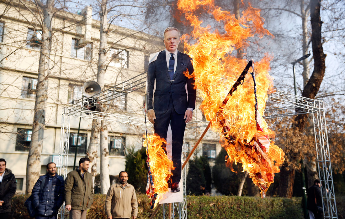 Провластные демонстранты сожгли плакат с изображением посла Великобритании в Иране Роберта Макэра у мемориала пассажирам самолета украинских авиалиний у Тегеранского университета