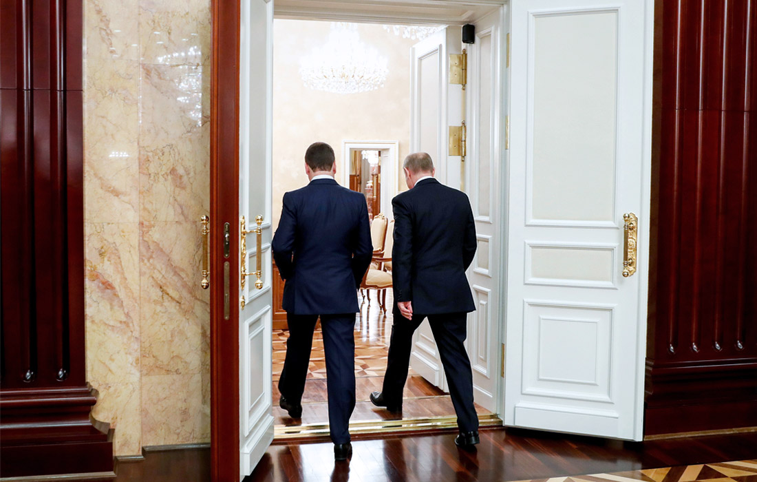 Премьер-министр РФ Дмитрий Медведев и президент России Владимир Путин в Доме правительства РФ