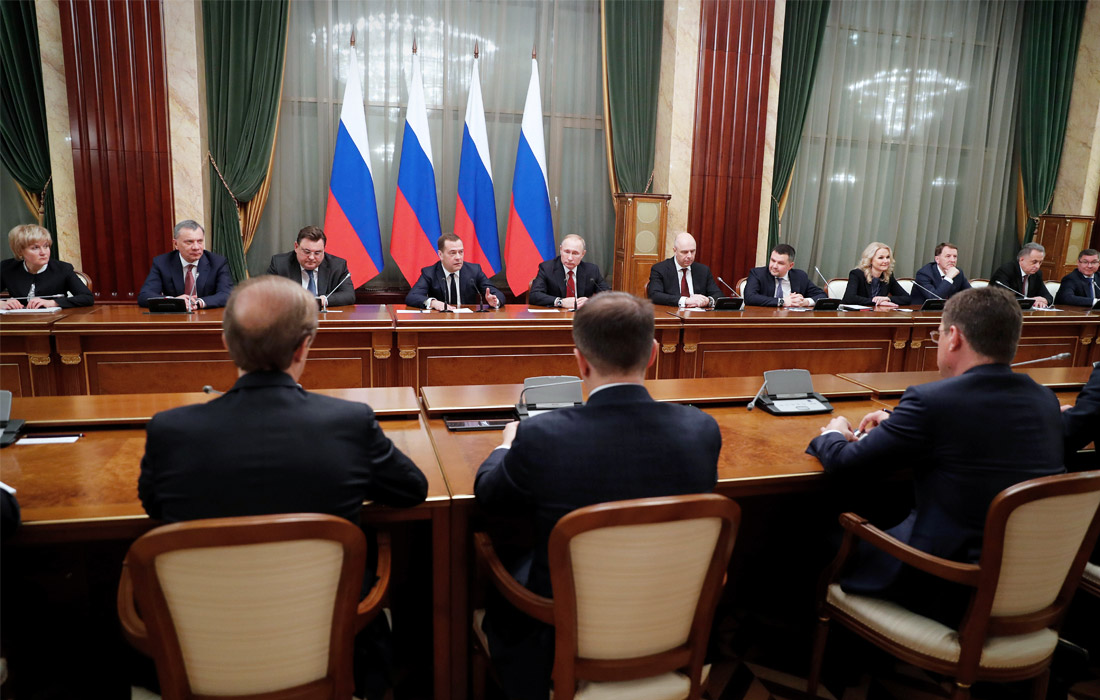 Премьер-министр РФ Дмитрий Медведев и президент России Владимир Путин во время встречи с членами правительства РФ
