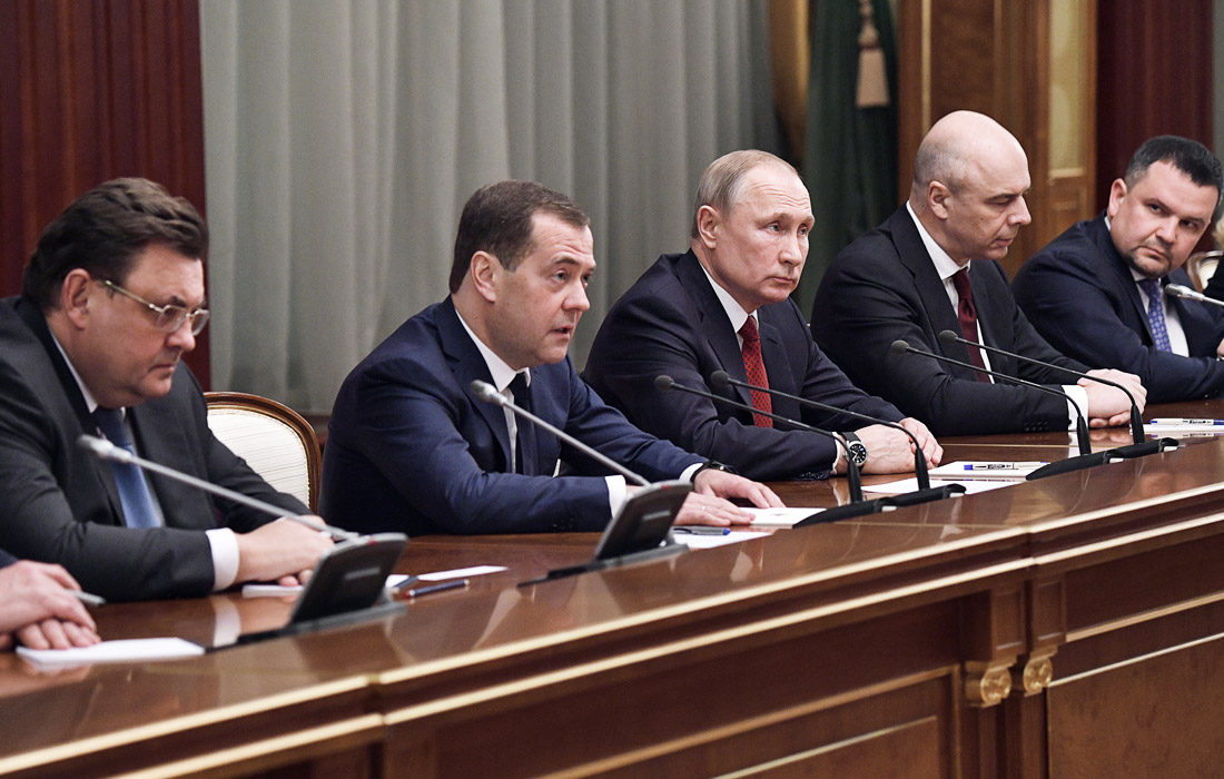 Премьер-министр РФ Дмитрий Медведев заявляет об отставке правительства в действующем составе